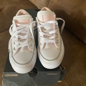 Cute ! Cute converse shoes !! Only worn once !! Size 5!